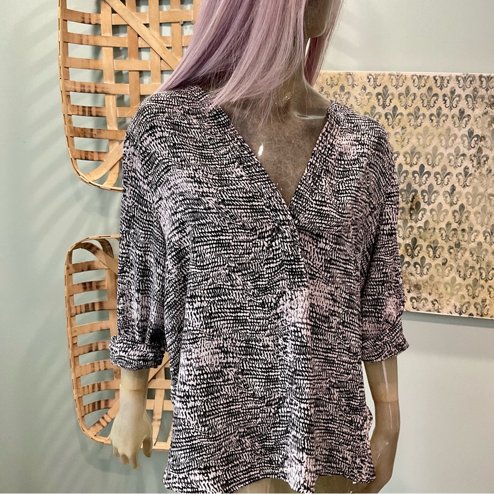 Violet & Claire Monochrome V-Neck Blouse